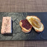 サラマンジェ ド ヨシノ - パテ、ルバーブとローストオニオンのカナッペ