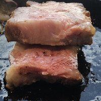 THE KINTAN STEAK - 岩中豚肩ロースステーキの断面