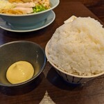 佐野らーめん 湧 - マヨは、標準装備で…
            ライスの大盛りも標準装備ですよ…