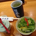 寿司 築地日本海 - 冷たいお茶とサラダと茶わん蒸しが先にきました。