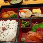 寿司 築地日本海 - メインの日替わり弁当と味噌汁がきました。日替わりということですけど去年のと内容が変わっていない気がする…。