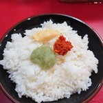家系ラーメン とらきち家 - ライスに、ニンニク、ショウガ、豆板醤(唐辛子)