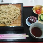 森のそば屋　宇山 - もりそばの他におにぎりや小鉢が付きます。