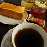 Mai Uei - 珈琲（370円也）についてくるトーストと豆とバターとジャム。