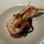 クッチーナ イタリアーナ ガッルーラ - イカ墨パスタの手長エビトマトソース