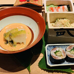 富小路 やま岸 - ■先付
      ☆酢の物。車海老、黒もずく、オクラ。
      ☆和え物。干し椎茸ときゅうりの胡麻和え。
      ☆千葉房総産の蒸し黒あわびと白芋茎トマトの摺流し。
      ☆酢締めいわしの海苔巻き。
      