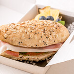 レストラン アオヤマ - 有機バジルのパニーニ　テイクアウト700