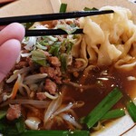 台湾料理 阿里山 - 平たい麺のリフト、重い〜〜!