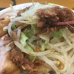 麺屋豚道場ぶた壱 - 先ずはアブラドレッシングかかったヤサイをば。
      
      いざ！！！
      
      
      んんんーーーーん〜まい！！！
      
      
      アブラドレッシング美味ぇ！！！
      
      
      