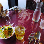 パッサージュ・ドール - ランチのサラダとフリードリンクからアップルジュース