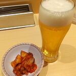 どうとんぼり神座 - ビールセットのビールとキムチ