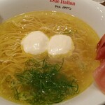 黄金の塩らぁ麺 ドゥエイタリアン - 上質な生ハムがタップリ。鶏ガラスープは澄み切っています