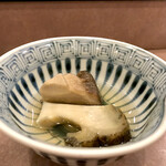 鮨処 多田 - 煮物  黒鮑と椎茸