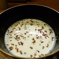 巽蕎麦 志ま平 - 蕎麦の実入スープ。