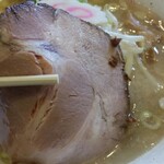 麺屋ばやし - チャーシューは大きめ
            1枚柔らかい