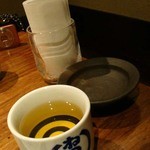 Kuroudo Kuriyakin Shachi - お茶は大きなぐい飲みに入れてだされる。さすが、ねのひ。右に見えるお皿は灰皿。最近では珍しくランチタイムも喫煙ＯＫ。