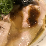 Japanese Soba Noodles 蔦 - 潤目鰯オイルを溶かすとパンチある味わいに