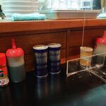 一条流がんこ総本家分家四谷荒木町 - 隣とはアクリル板で仕切りが追加されてました。