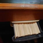 一条流がんこ総本家分家四谷荒木町 - 箸はカウンターの下の引き出しにあります！