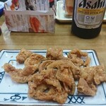 伊勢屋酒店 - 鶏皮の唐揚げ。