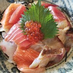 Sakanadokoro Masatsune - 旬の刺身6品の魚丼