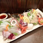 かもめ食堂 - コレが驚異の刺身盛り合わせ１人前　希少部位も！