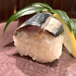 かもめ食堂 - お腹イッパイで棒寿司は量少なめでお願いしました　コレも生姜甘酢漬が絶妙な塩梅で織り込まれていて旨いのだ！