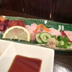 かもめ食堂 - クジラ刺身盛り合わせ別角度