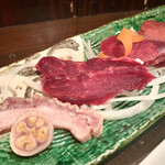 かもめ食堂 - クジラ刺身アップ