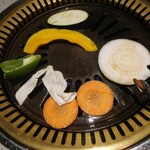 焼肉マルハシ - 焼いてます