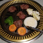 焼肉マルハシ - 焼いてます