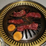 焼肉マルハシ - 焼いてます