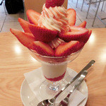フルーツパーラーゴトー - いちごのパフェ