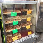 桃屋 - 左が普通のソース、右が甘いタレ