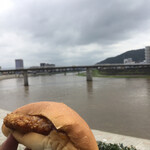 桃屋 - 堪らず近くの公園でかぶり付いたのだ！
      パンのもっちり感が堪らなくエロいのだ！