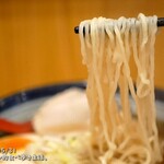 ワンタンメンの満月 - 手もみ縮れが入った特製麺（自家製麺）