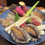 旬彩 天ぷら 心来(しんら） - 素材が準備された大皿に 鮑と 活け車海老が載せられました。