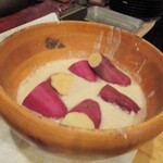 旬彩 天ぷら 心来(しんら） - 2種の薩摩芋が これから低温でじっくり揚げられていきます。