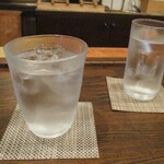 旬彩 天ぷら 心来(しんら） - ”やき芋浪漫”  芋焼酎 ロック & チェイサー 700円（税込）。