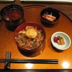 旬彩 天ぷら 心来(しんら） - 〆の かき揚げ＆玉子丼 730円（税込）、赤出汁、香の物。