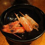 旬彩 天ぷら 心来(しんら） - 赤だしの中の海老の頭を お椀の蓋に出しておくと、大将が殻を剥いてくれます。