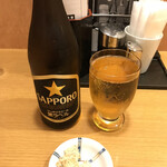 和風レストランまるまつ - 瓶ビール295円(半額で)、サービスのおつまみ