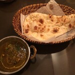 インド料理 想いの木 - 【一輪への想い】1,250円ホウレン草チキンカリー+ナン 