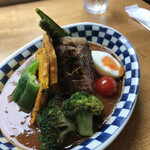 スープカレーのハンジロー - 香味豚のローストと彩野菜のスープカレー