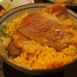 大衆酒場ヒロタヤ2号 - 黒毛和牛三角バラの煮込み飯（後半はTKGにして食べる）