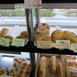 Koubedomparu - 何か懐かしい雰囲気のする店内には焼き立てのパンが綺麗に並んでいます。