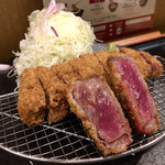 牛カツ京都勝牛 - 赤身の牛カツ。この様に断面を見せた状態で提供されます。食欲そそられます。