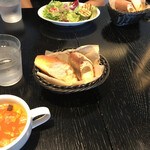 トゥッフェ - TUFFEサラダランチのスープとパン、奥はグラタンランチのサラダとパン、