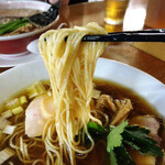 ふくろう - 【限定】はまぐり×鮎ラーメン(冷)の麺リフトアップ