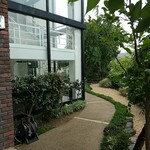 オランジェ カフェウッド - 駐車場からのアプローチ